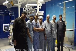 فريق طبي بمستشفى الملك فيصل ينهي معاناة مريض يمني بعد استئصال ورم نشط و تركيب مفصل صناعي