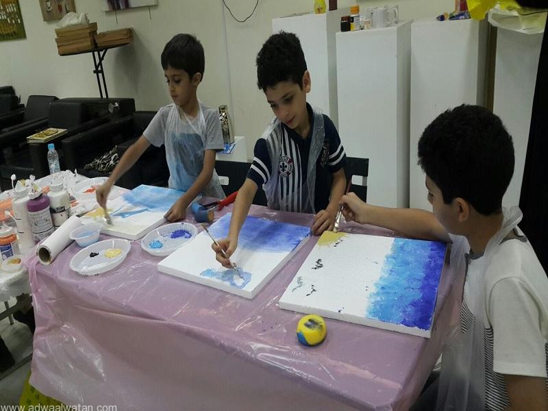 الأطفال تلقوا معلومات مفيدة عن فن الرسم والخط والألوان خلال الورشة