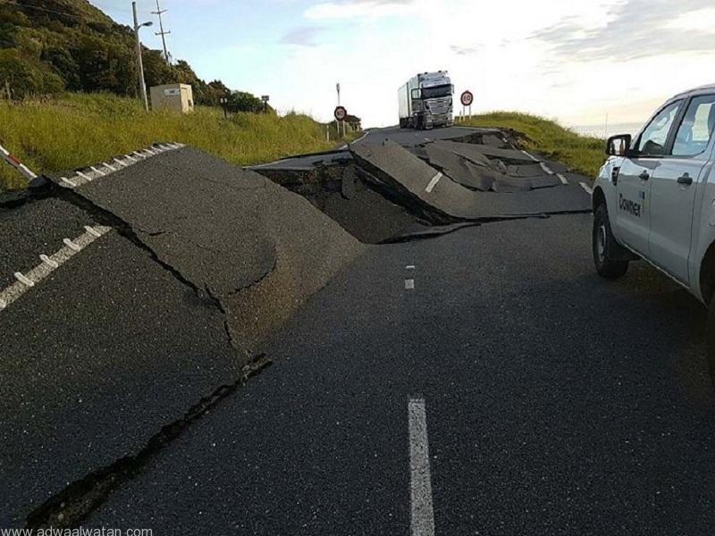 A handout photo taken and received on November 14, 2016, show earthquake damage to State Highway One near Oaro on the South Island's east coast. A powerful 7.8-magnitude earthquake killed two people and caused massive infrastructure damage in New Zealand, but officials said they were optimistic the death toll would not rise further. The jolt, one of the most powerful ever recorded in the quake-prone South Pacific nation, hit just after midnight near the South Island coastal town of Kaikoura. / AFP PHOTO / NEW ZEALAND TRANSPORT AGENCY / STR