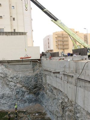 إحتجاز أحد العاملين أثناء عمله في مشروع حفرية بالخط الدائري الثالث بمكة