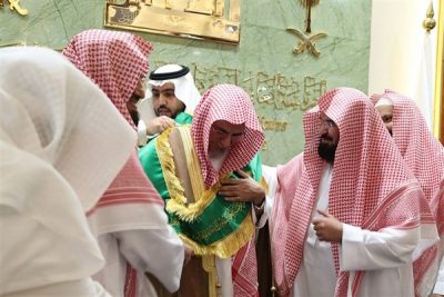 الشيخ “عبد الرحمن السديس” يقلد معالي الشيخ “صالح بن حميد” وسام رئاسة الحرمين الشريفين