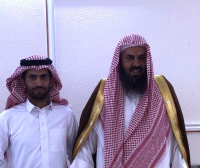 الشيخ منصور الهجاهجة يُكرم النقيب طيار”عيدالغامدي”