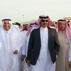 الشيخ منصور الهجاهجة يُكرم النقيب طيار”عيدالغامدي”