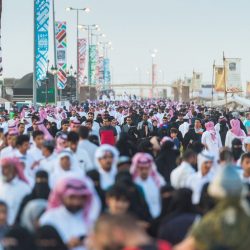 “القطع الأثرية  “تجذب زوار جادة عكاظ 