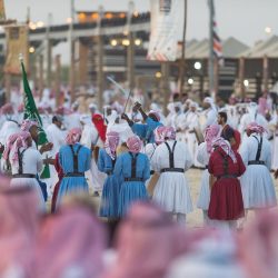 “الحرفيين” أعادوا لجادة عكاظ رونقها  