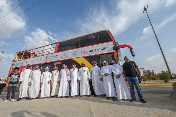 الباص السياحي يُطلع إعلاميي القصيم على معالم مدينة بريدة