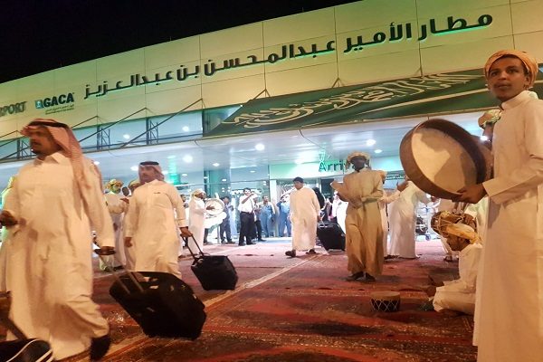 مطار ينبع الدولي يتوشح باللون الأخضر احتفاءً باليوم الوطني