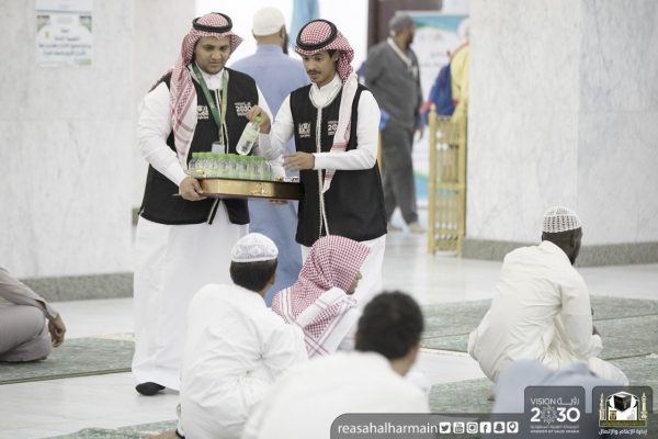 “سقيا زمزم” توزع ماء زمزم على الطلاب بمناسبة العودة إلى مقاعد الدراسة