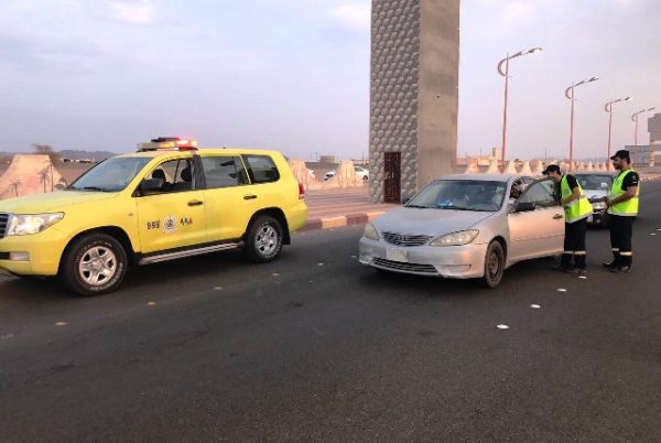 بالصور..رئيس ومنسوبي الدفاع المدني بمركز النخيل يهنئون القيادة ويحتفون باليوم الوطني 87