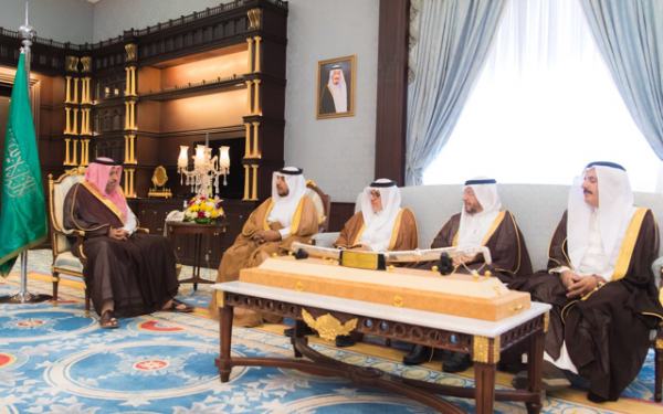 “أمير الباحة” يتسلم تقرير منجزات جمعية البر الخيرية بالباحة
