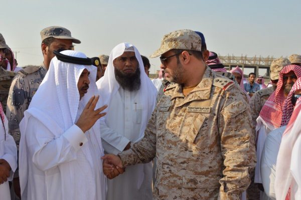 “محافظ القنفذة “يقدم واجب العزاء لذوي الشهيد” الشرقي”