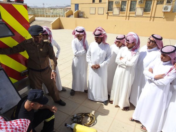 ندوة توعوية للدفاع المدني في” ثانوية المنتزه “بحائل