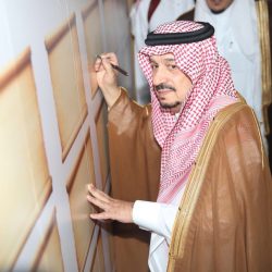 مدير تعليم عسير يقبل رأس معلم قطع إجازته المرضية