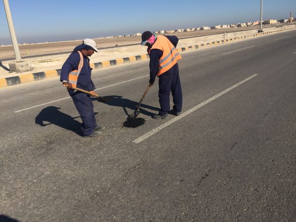 “بلدية الخفجي” تستكمل أعمال سفلتة الحفر بالأحياء والشوارع للمرحلة الثانية