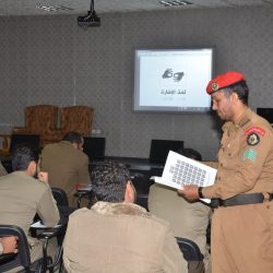 وكيل جامعة الباحة للتطوير الأكاديمي وخدمة المجتمع يكرّم المشاركين بدورة نظام التعلم الإلكتروني