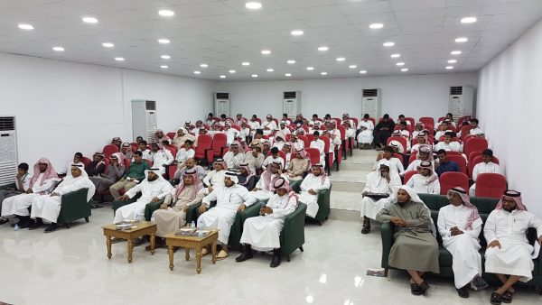 طلاب جامعية “أملج” يتألقون بمسرحية نافخ الكير