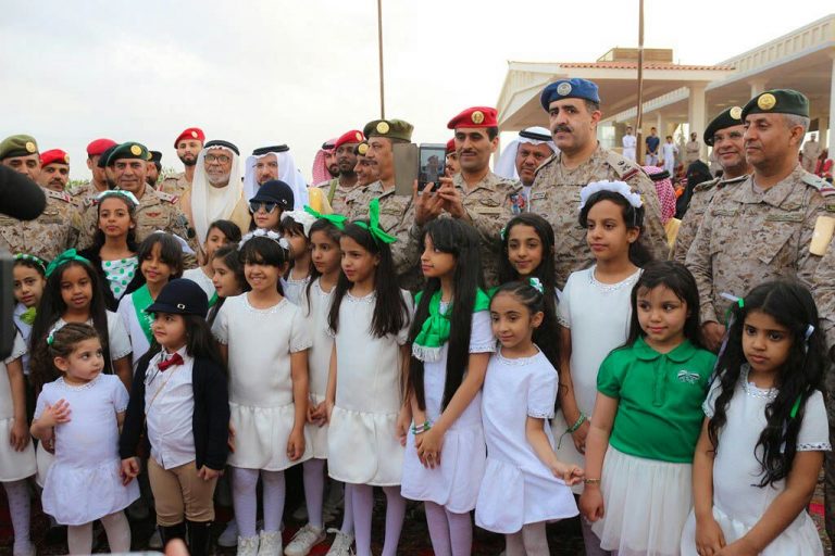 المحض يهدي الشريف هزاع العبدلي وأبناءه كأس وزارة الدفاع ...