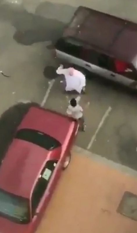 بالفيديو… شخص يعنف مراهقاً بشدة أمام المارة