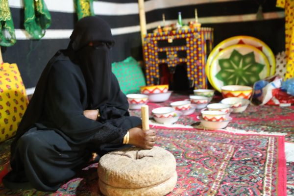 الحرفيات في وادي الدواسر يعرضن منتجاتهن في مهرجان وادينا تراث وأصالة