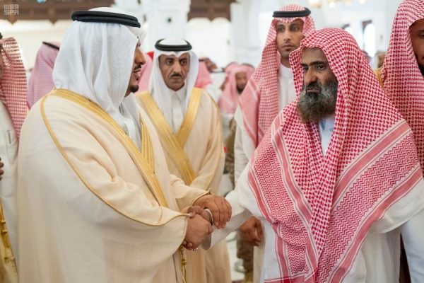 نائب أمير ⁧الرياض⁩ ينقل تعازي القيادة لأسرة الشهيد “الحوشان”