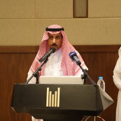 نائب أمير الرياض يقوم بحولة على المواقع التي أصابتها شظايا الصاروخين