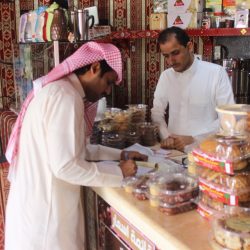 أمانة حفر الباطن تزين الأماكن العامة بالهلال