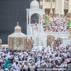 خادم الحرمين يؤدي صلاة عيد الفطر مع جموع المصلين بالمسجد الحرام