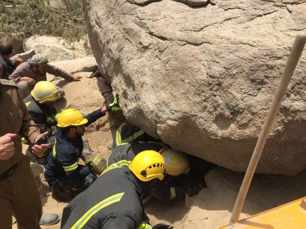 مدني الباحة ينجح في إزاحة صخرة ضخمة عن عامل متوفى