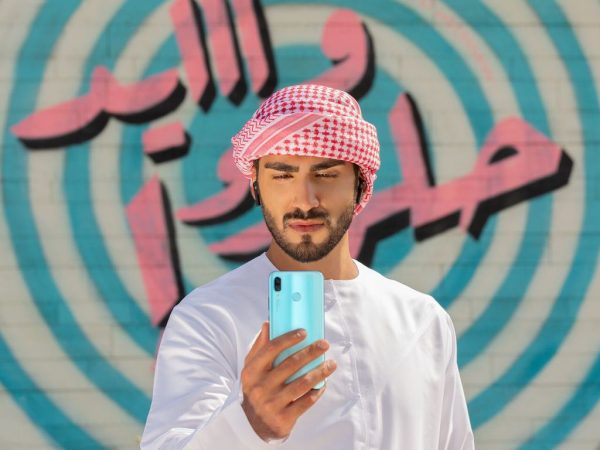 دراسة بحثية جديدة تشير إلى التقاط أكثر من نصف سكان السعودية والإمارات لصورة سيلفي يوميًا