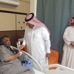 محافظ بيش يؤدي صلاة العيد ويزور المرضى المنومين بالمستشفى ويعايد مشائخ وأعيان المحافظة في منازلهم