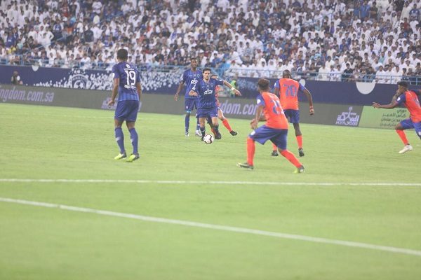 الهلال يكسب الفيحاء بصعوبة في مباراة البطاقات الحمراء