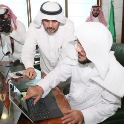 أمين الشرقية يكرم رجل نظافة لرفعه العلم السعودي من الأرض بعد سقوطه نتيجة شدة الأمطار