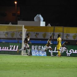 الهلال يتخطى القادسية وينفرد بالصدارة