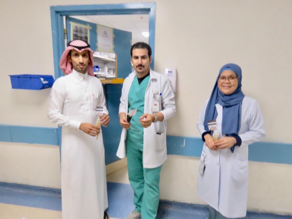 مستشفى عفيف العام يكرم المواطنة لينا عبدان على مبادرة كسوة الشتاء على عمال وممرضات المستشفى