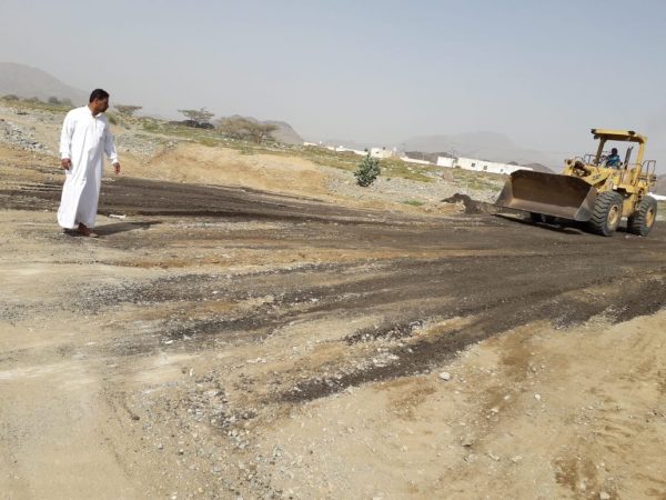 بلدية محافظة خليص باشرت مسح  وتمهيد الطرق المتضررة بوادي ستارة