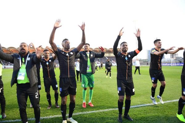 الشباب بصوتٍ عالي “جايك يا هلال”