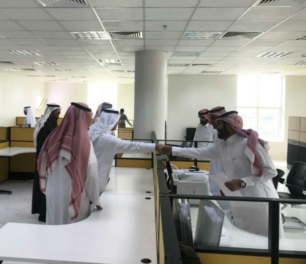 أمين عسير يفاجئ بلدية بيشة بجولة تفقدية