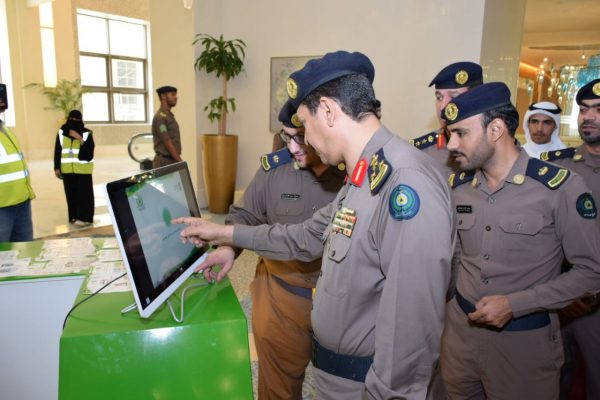 مدني مكة يدشن معرض مبادرة ساعد في المصاعد في محطته الأولى