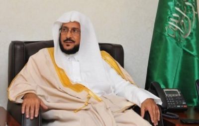 “آل الشيخ” يوجّه أئمة المساجد بترك صف بين كل صفين