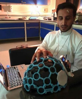 “شباب سعوديين” يخترعون خوذة ذكية تساعد مرضى الشلل التام