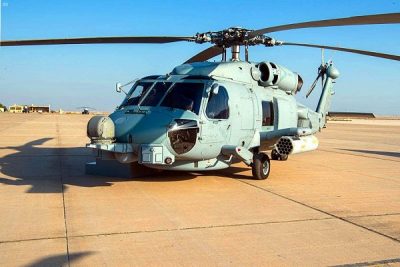 القوات البحرية تدشن الطائرات العامودية البحرية القتالية متعددة المھام من نوع “MH-60R”