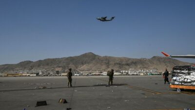 أمريكا تعزز قواتها في مطار كابول وتعلق مؤقتا عمليات الإجلاء
