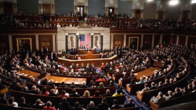 أعضاء في مجلس الشيوخ الأمريكي يطالبون “بايدن” بطرد 300 دبلوماسي روسي