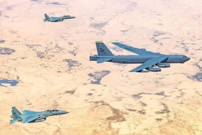 طائرتا «F-15SA» من القوات الجوية الملكية السعودية ترافق قاذفة «B-52» الأمريكية