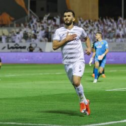 الهلال يكسب أبها ويخطف الصدارة