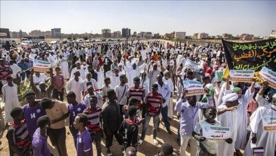 الأمن السوداني يطلق الغاز على متظاهرين احتشدوا في الذكرى الرابعة للإطاحة بـ”البشير”