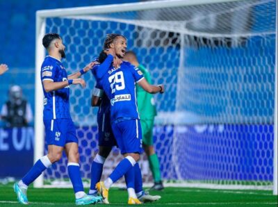 الهلال يحبس الأنفاس.. ويتصدر مؤقتاً