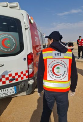 هيئة الهلال الأحمر السعودي تسلم ٣٠ مركبة إسعافية لبرنامج إعمار اليمن