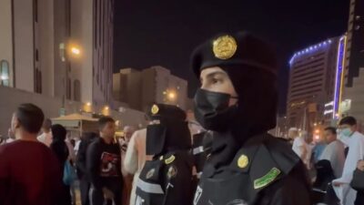شاهد لأول مرة.. العنصر النسائي بدوريات الأمن يشارك في موسم العمرة برمضان