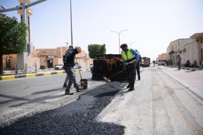 بلدية عنيزة تلزم مقاولين بإعادة السفلتة لمخالفتهم الشروط